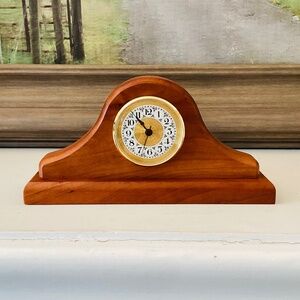 Vintage Wood Craft Brown Wood Quartz Mantle Table Shelf Clock Battery Operated
